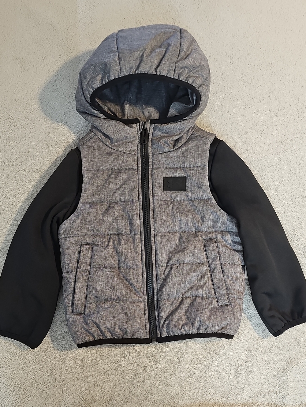 Under Armour Kids 2T Hooded Puffer Jacket in Heather Gray and Black